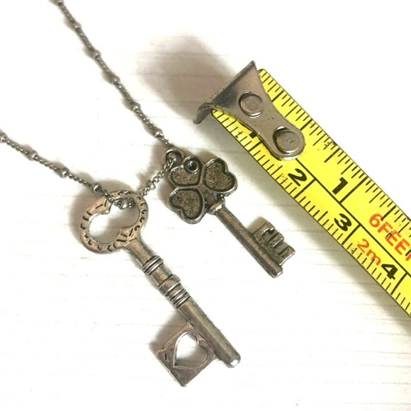 VINTAGE Anne Koplik • Silvertone Key Charm Chain Necklace OS - Picture 11 of 15